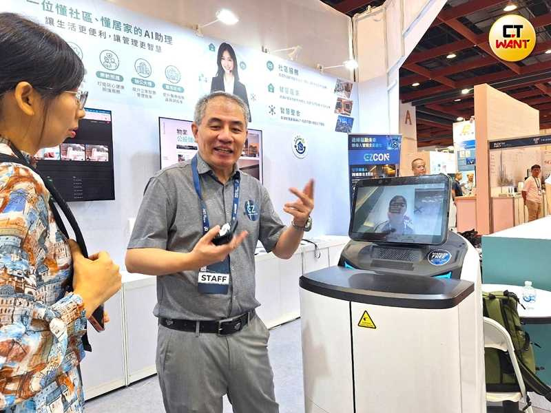 易控智慧執行長周世泰展示新一代機器人,可透過鏡頭派工監控,讓管理人員可以進一步掌握現場狀況。(圖/林榮芳攝)