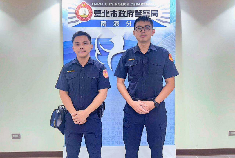 南港派出所警員莊瑋浩、洪振偉協助失智老婦返家。（圖／警方提供）