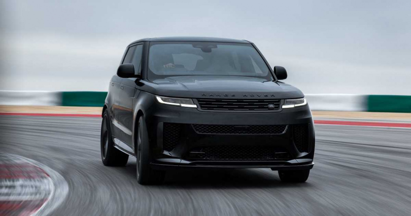 搭載 6D Dynamics 動態氣壓懸吊系統,其世界首創的液壓互聯氣壓懸吊系統持續保持接近水平的車身姿態,兼顧乘坐時的舒適與精緻度(圖/RANGE ROVER提供)。