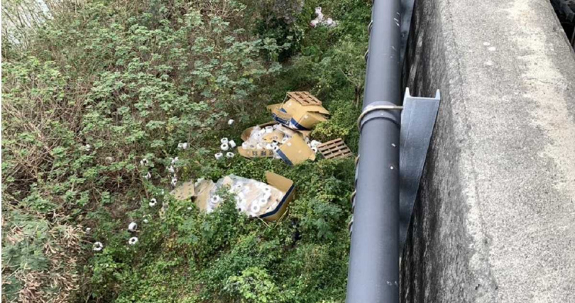 車禍現場可見有許多貨物一同被撞飛到橋下。（圖／翻攝畫面）