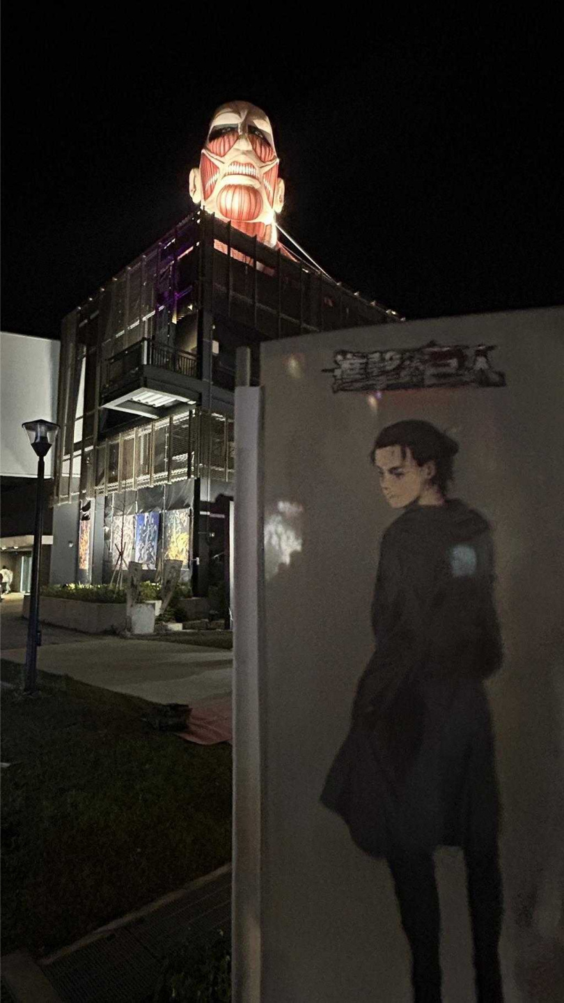 台灣燈會在桃園，9日試營運期間於「城市聚光燈」展區內的亞洲矽谷物聯網（IOT）展廳建築上方驚見高9米、寬10米進擊的巨人超人氣IP，民眾興奮自拍打卡。（圖／中國時報廖姮玥攝）