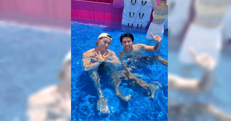 游書庭（右）與劉丞相約玩水培養感情。（圖／艾迪昇傳播提供）
