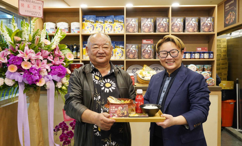 林聰明沙鍋魚頭南港店開幕，第二代林聰明、第三代執行長林佳慧皆出席，手上拿的即是南港限定的「砂鍋鮭魚頭套餐」。（399元，圖／魏妤靜攝）