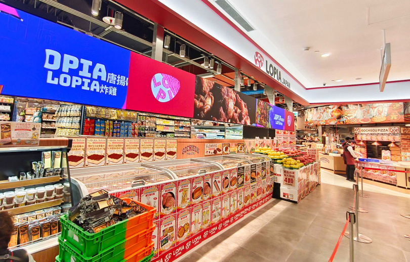 LOPIA超市台北首店佔地150坪，販售多種來自日本的水果與現場煎肉、販售熟食等服務。（圖／魏妤靜攝）