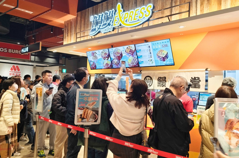 從台中北上的「鰻鰻 EXPRESS」標榜快速取餐又能兼顧鰻魚品質，也是開幕首日美食街最受歡迎的櫃點之一。（圖／魏妤靜攝） 