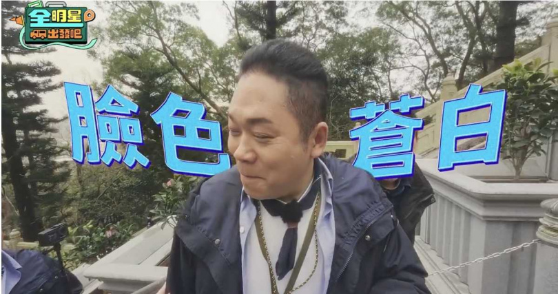 卜學亮邊走還要邊介紹觀光景點，臉色蒼白。（圖／好看娛樂提供）