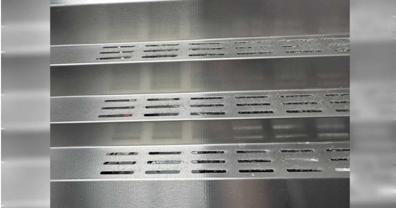 知名連鎖韓式料理「涓豆腐」台北大直美麗華店遭民眾投訴用餐時發現天花板有老鼠出沒，衛生局前往稽查，查獲冷凍及冷藏冰箱上方通風口不潔。（圖／台北市衛生局提供／中國時報謝佳君台北傳真）