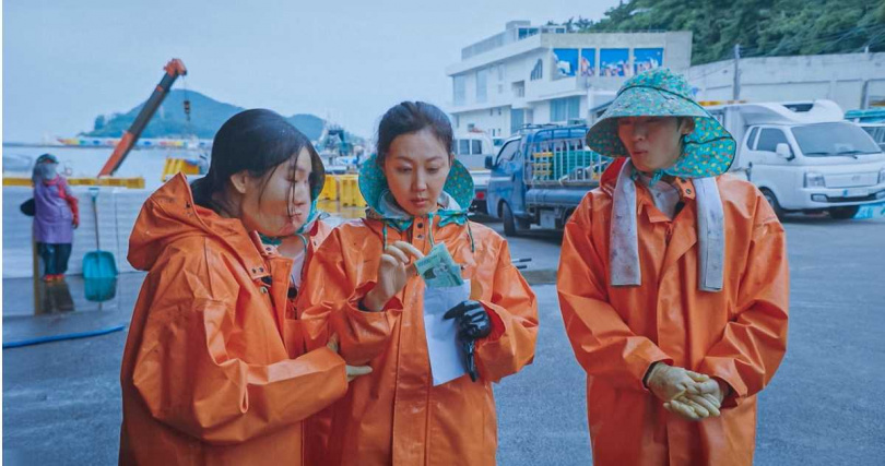 左起安恩真、廉晶雅、DEX拿到捕魚報酬讓原本累癱的表情轉為興奮。(圖/中天綜合台提供)