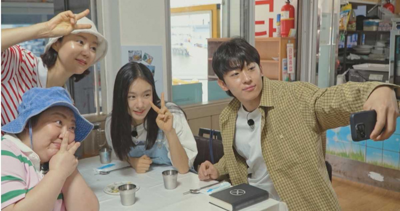 左起朴俊勉、廉晶雅、安恩真、DEX四人的真實相處是節目亮點。(圖/中天綜合台提供)