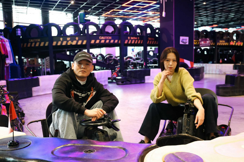 春風（左）與劉品言互軋卡丁車。（圖／鏡電視提供）