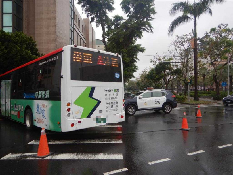 客運打滑失控。（圖／民眾提供）