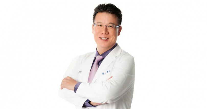 韓娜斯時尚美醫診所院長韓晶教你辨別原廠鳳凰電波。(圖/業者提供)。