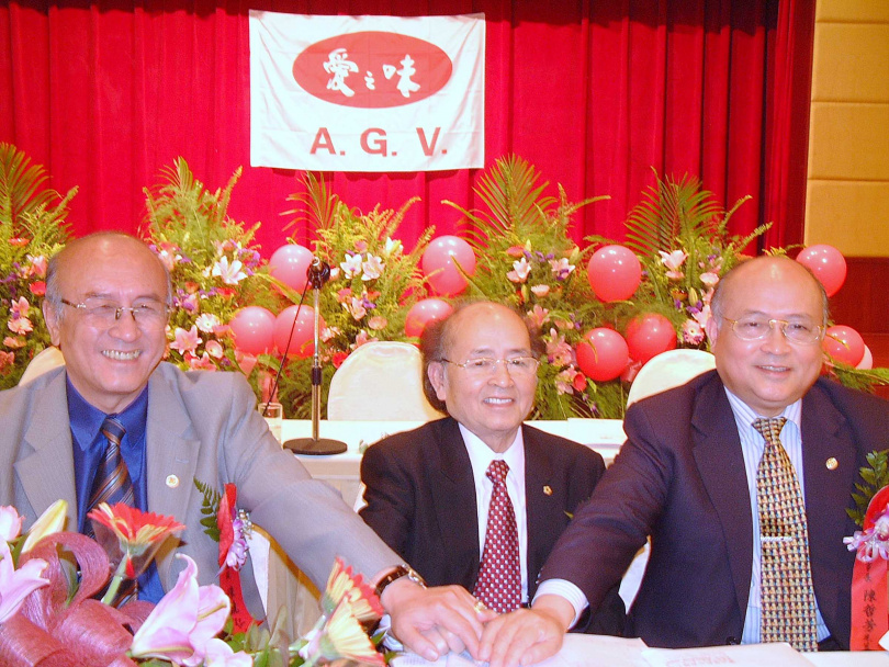 食品起家「愛之味」耐斯集團，擴大事業版圖到金融界。圖為耐斯創辦人陳鏡村（中）、陳哲芳（右）與陳鏡仁三兄弟。（圖／報系資料）