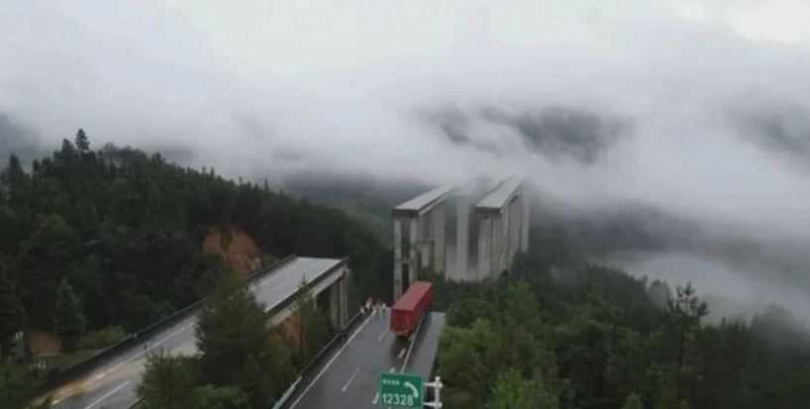 大陸廈蓉高速貴州省三都水族自治縣段一處高速大橋，今天（24日）上午發生部分坍塌。（圖／翻攝自微博）