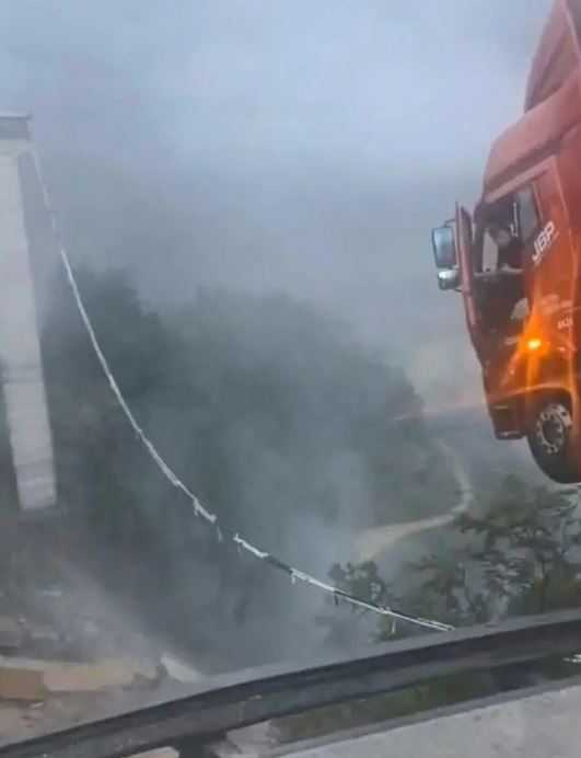 大陸廈蓉高速貴州省三都水族自治縣段一處高速大橋，今天（24日）上午發生部分坍塌。（圖／翻攝自微博）