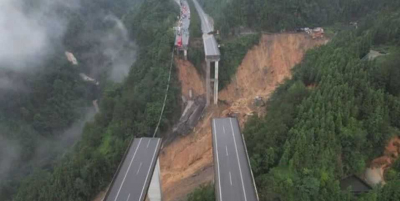 大陸廈蓉高速貴州省三都水族自治縣段一處高速大橋，今天（24日）上午發生部分坍塌。（圖／翻攝自微博）