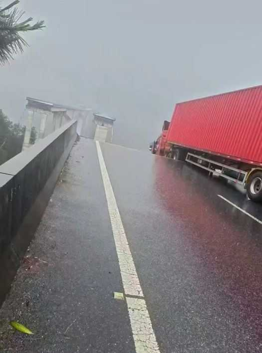 大陸廈蓉高速貴州省三都水族自治縣段一處高速大橋，今天（24日）上午發生部分坍塌。（圖／翻攝自微博）