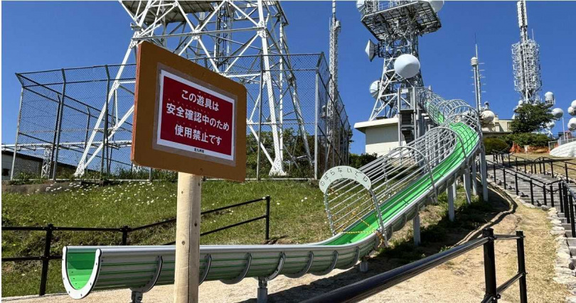 位於日本福岡縣北九州市的皿倉山，今年4月啟用一座巨型溜滑梯遊樂設施，怎料一名30多歲台灣女遊客在溜下滑梯後，竟小腿骨折受傷，當地政府也緊急宣布，暫停使用該遊樂設施。（圖／擷取自X）