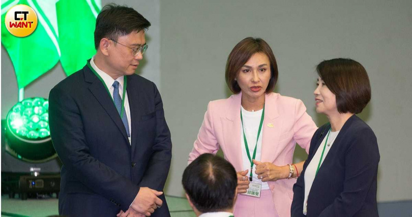 有意參選2026高雄市長的民進黨立委賴瑞隆（左）與邱議瑩（中），被外界視為熱門人選。（圖／黃威彬攝）