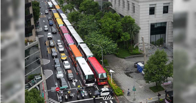 新北市遊覽車駕駛員職業工會不滿115年擬強制裝設駕駛身分識別設備9日號召數十輛遊覽車包圍交通部，並在交通部大門前架設靈堂、請來孝女白琴「哭喪」表達訴求。（圖／中國時報記者杜宜諳攝）