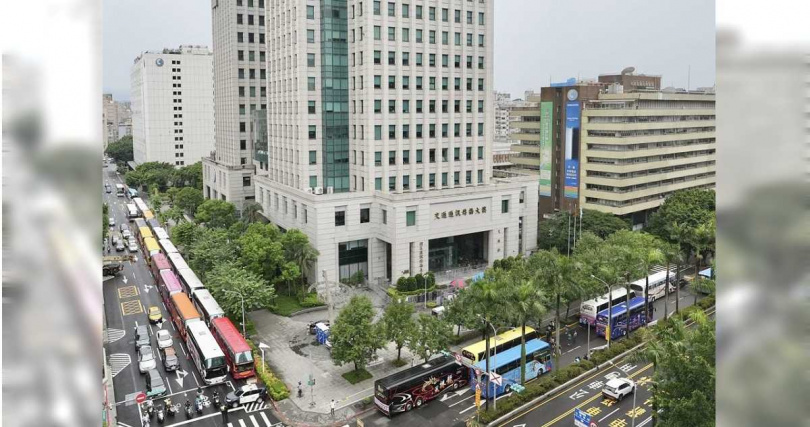 新北市遊覽車駕駛員職業工會不滿115年擬強制裝設駕駛身分識別設備9日號召數十輛遊覽車包圍交通部，並在交通部大門前架設靈堂、請來孝女白琴「哭喪」表達訴求。（圖／中國時報記者杜宜諳攝）