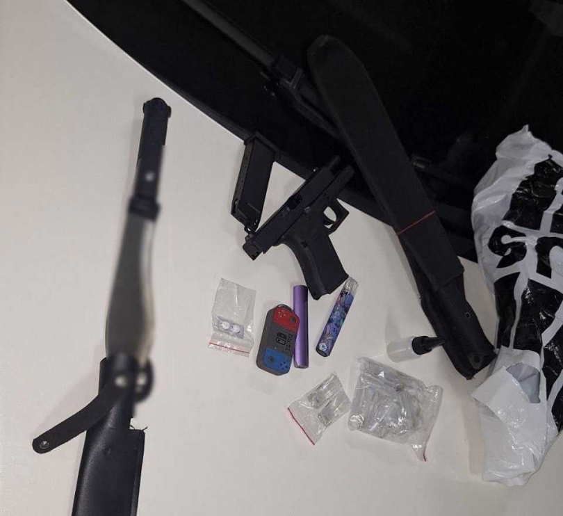 警方於現場起獲改造手槍、開山刀與球棒等犯罪工具。（圖／翻攝畫面）