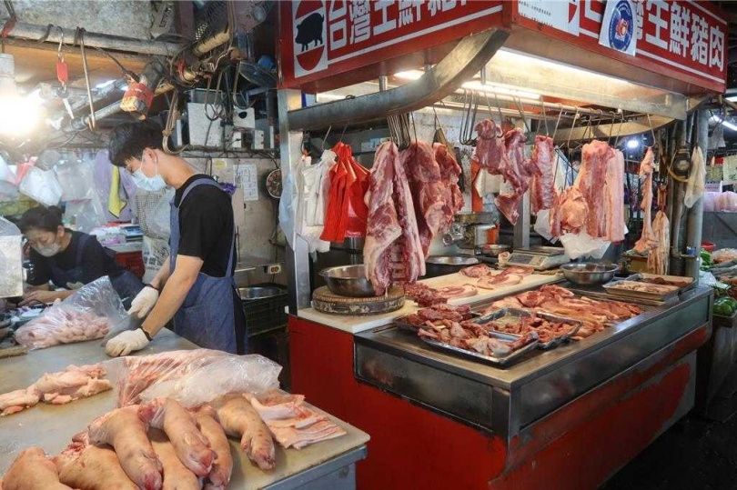 國產豬數量不足以因應市場所需，近來民眾明顯發現不只菜價漲，豬肉價格也變貴，為調節市場，肉品市場將在7月30日休息1天，傳統豬肉攤商也將在隔日休市。（圖／報系資料照）