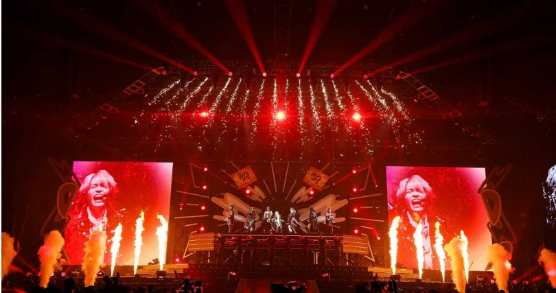 巡演內容與服飾完美融合「正統」與「冒險」兩種元素,豪華地呈現出30首歌曲、超過兩小時的精彩演出。(圖/大鴻藝術BIG ART提供)