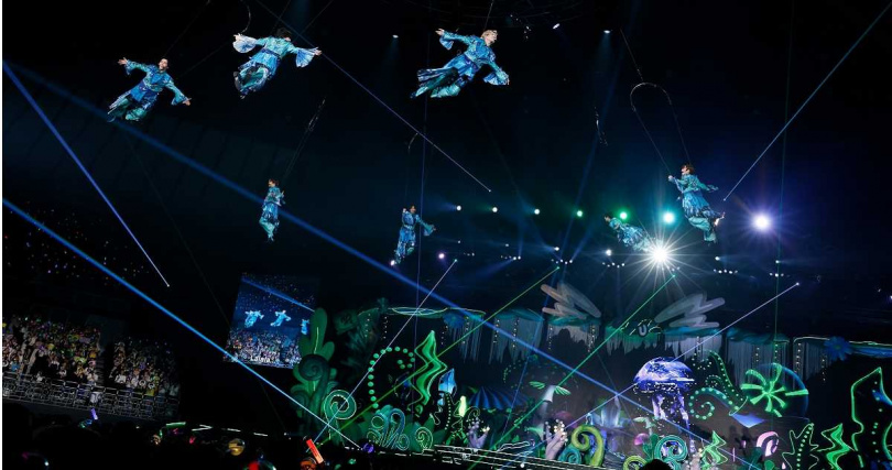 七帥在距離地面約10公尺的高度進行空中飛行,成為此次巡演必看亮點之一。(圖/大鴻藝術BIG ART提供)