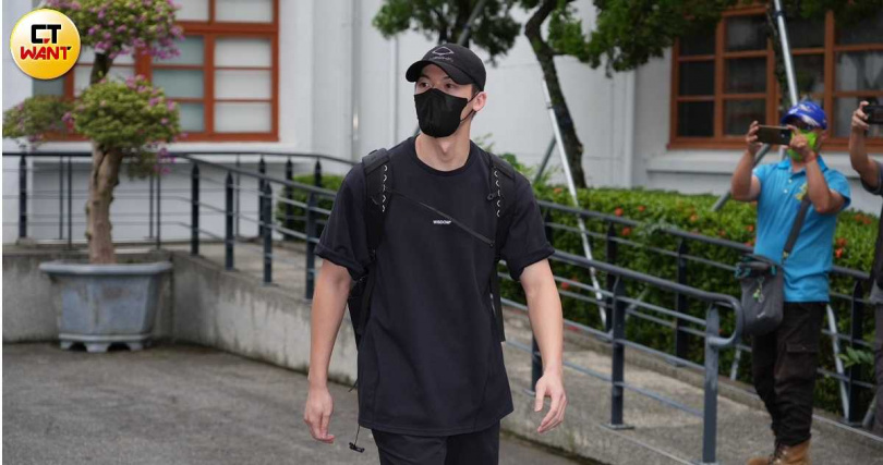 許光漢看到現場大批媒體跟粉絲，忍不住露出驚訝表情。（圖／蘇聖倫攝）