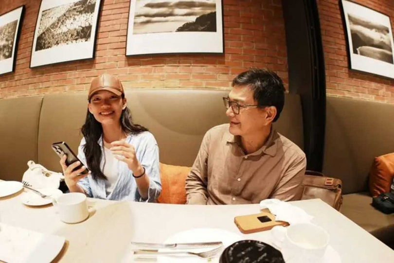 遭民眾黨主席黃國昌嗆聲的記者吳洛瑩（左）竟是民眾黨員吳益政（右）的愛女。（圖／翻攝自吳益政臉書）