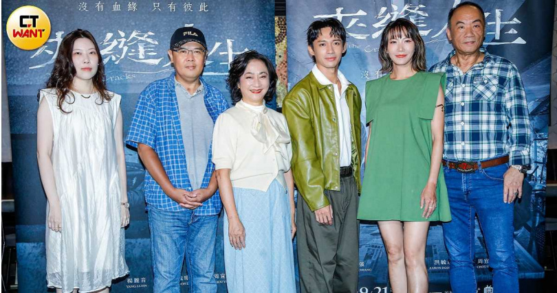 大牙、楊麗音、洪毓璟、王自強、導演王傳宗出席《夾縫人生》首映會。（圖／趙文彬攝）