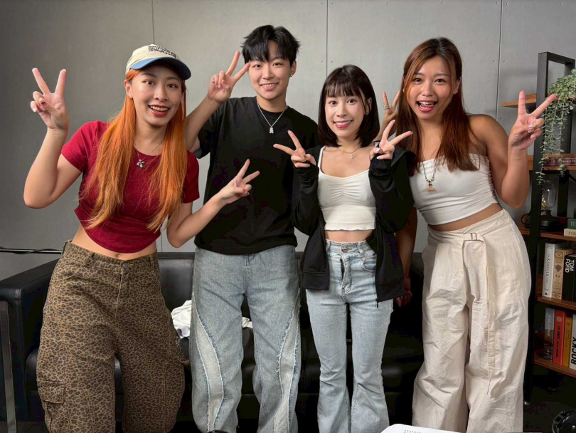  Ginger（小薑）光臨「歡迎光靈慢慢聊」PODCAST節目（左至右：凱莉、Ginger、油米、伶伶）