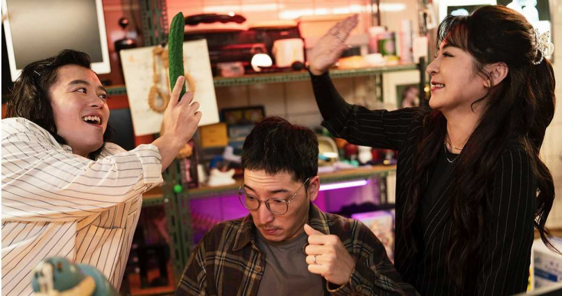 《拍射吧!廷方!》王彩樺(右)、許時豪(中)飾演岳母跟女婿。(圖/金魚企劃有限公司與一團和氣有限公司提供)