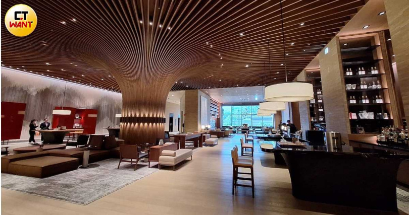 離職員工及合作廠商透露，潔西艾美住房率不到2成，記者於下午3點後可辦理入住時間走訪，偌大大廳相當冷清。（圖／林榮芳攝）