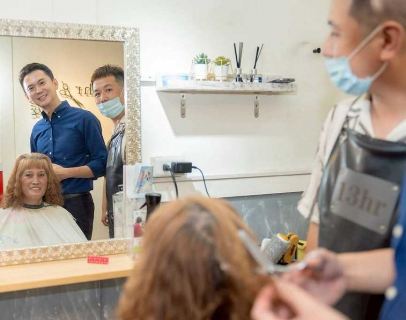 重陽節當日竹北市中正西路郵局旁的美髮店有義剪活動。（圖／翻攝自竹北市公所媒體群組）