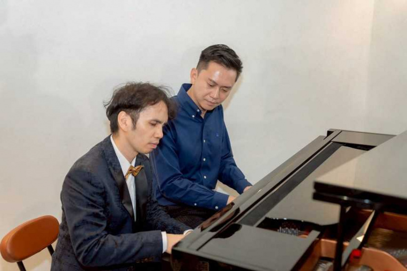 「鍵盤旅人」鋼琴家盧易之(左)29日要到竹北與音樂班成員同框飆樂,新竹縣竹北市長鄭朝方(右)相當期待。(圖/翻攝自竹北市公所媒體群組)