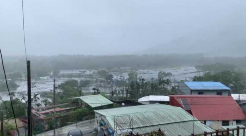 馬太鞍溪水暴漲，溪水自10日至今仍持續溢流進萬榮鄉明利村。（圖／翻攝畫面）