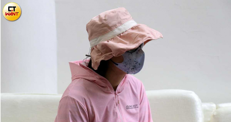 受虐幼童母親控訴，社會局僅作出最輕懲處且未公布涉案老師姓名，孩子卻承受身心創傷，讓她難以接受這樣的結果。（圖／方萬民攝）