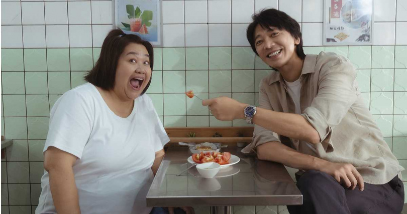 信(右)拍《我們的藍調時光》餵鍾欣凌吃東西，呈現粉紅泡泡。（圖／米神國際）