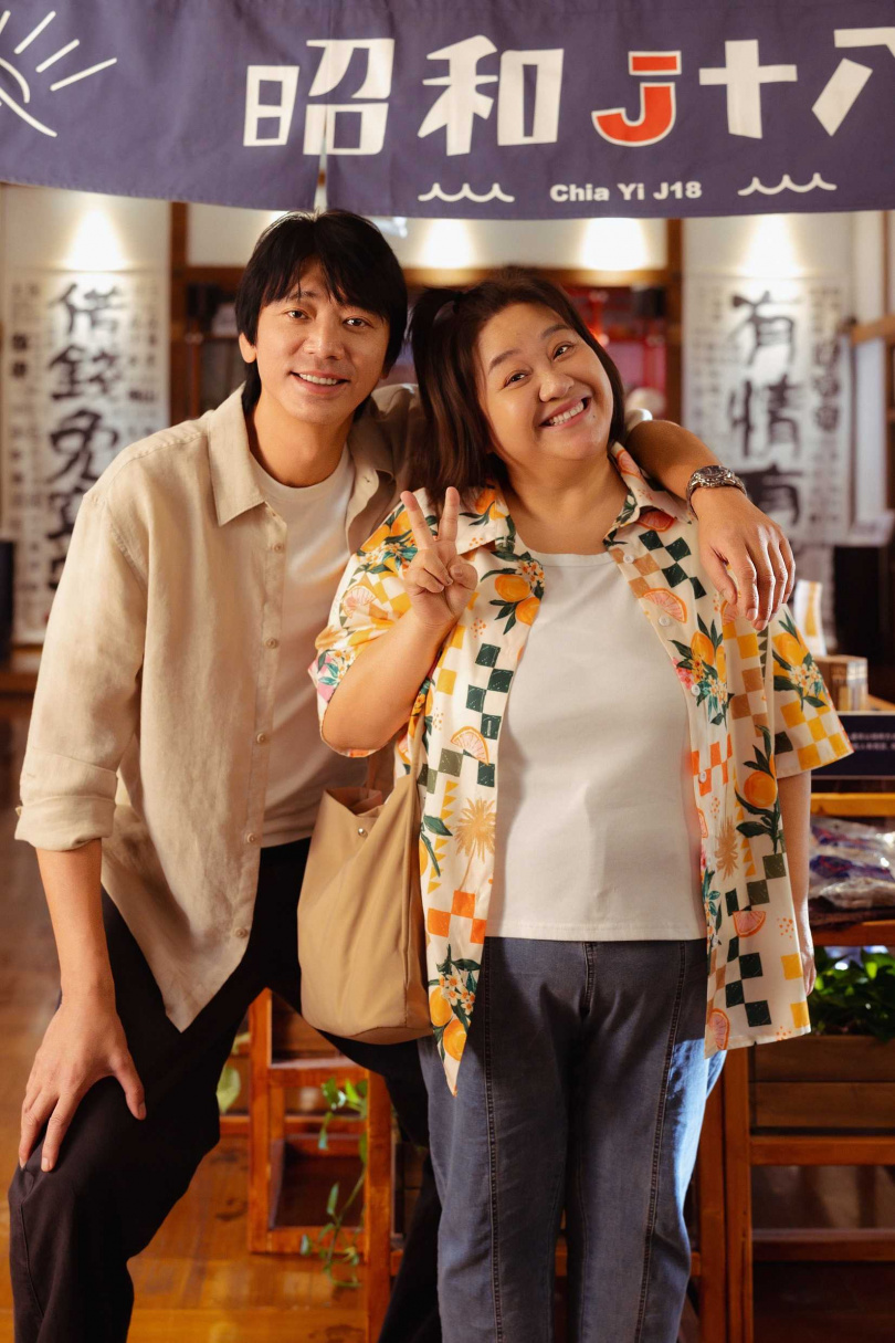 信(左)拍《我們的藍調時光》很貼心，為了配合鍾欣凌特別站八字合照。（圖／米神國際）