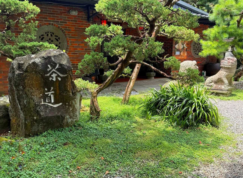 陽明春天以鵝卵石鋪就的「茶道」。(圖/吳德亮攝影)