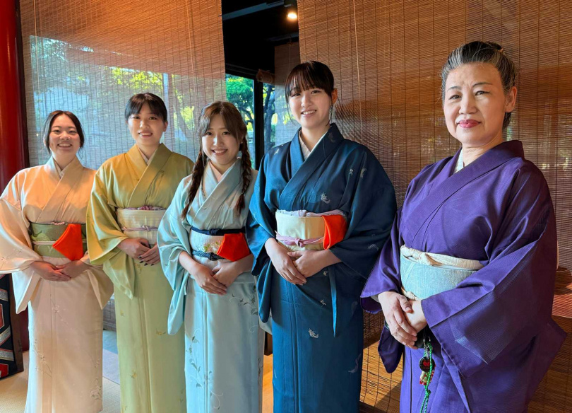 「美麗日舞學院」鄭美麗院長教導女大生的美姿美儀。(圖/吳德亮攝影)