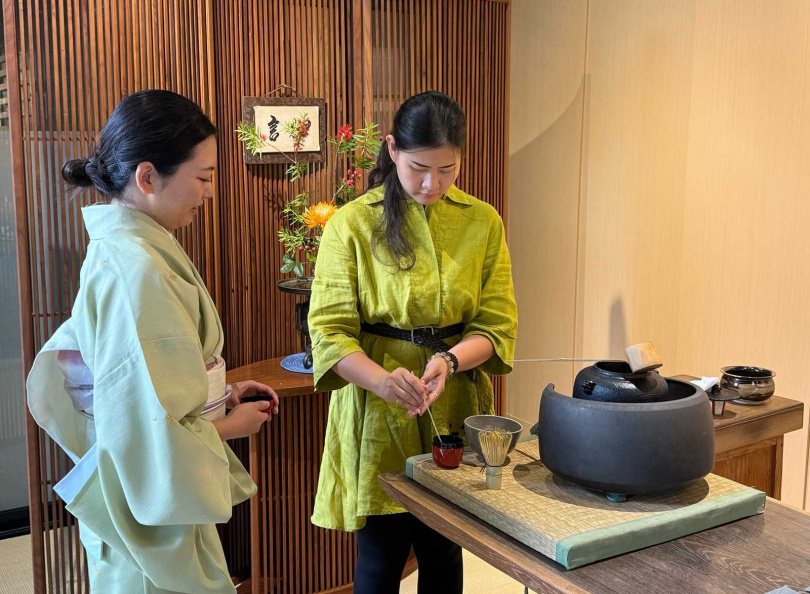 齊藤理央演繹日本茶道並與賓客互動。(圖/吳德亮攝影)