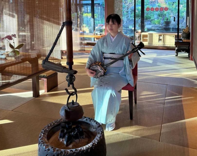 就讀台師大華語文教系的新城有美佳以三線彈唱。(圖/吳德亮攝影)