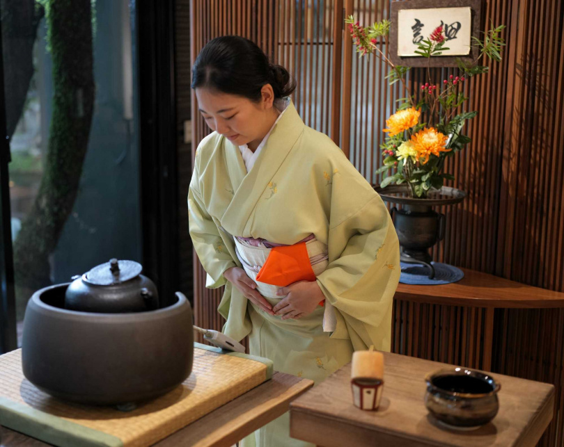 來自日本茨城縣的齊藤理央為賓客打抹茶。(圖/吳德亮攝影)