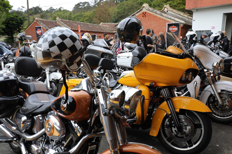百輛哈雷機車與百年茶廠酸柑茶最美麗邂逅。(圖/吳德亮攝)