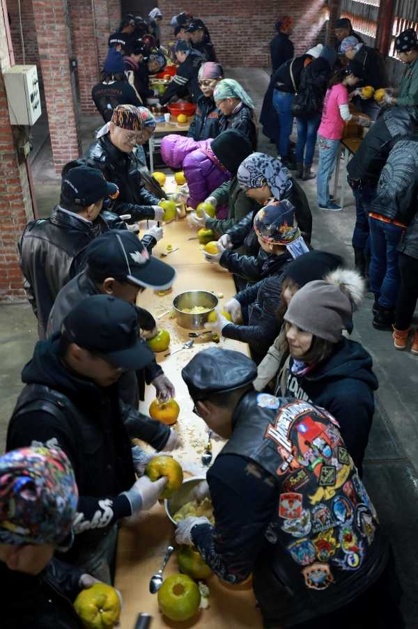 百多位哈雷騎士在福源茶廠分組製作客家酸柑茶。(圖/吳德亮攝)