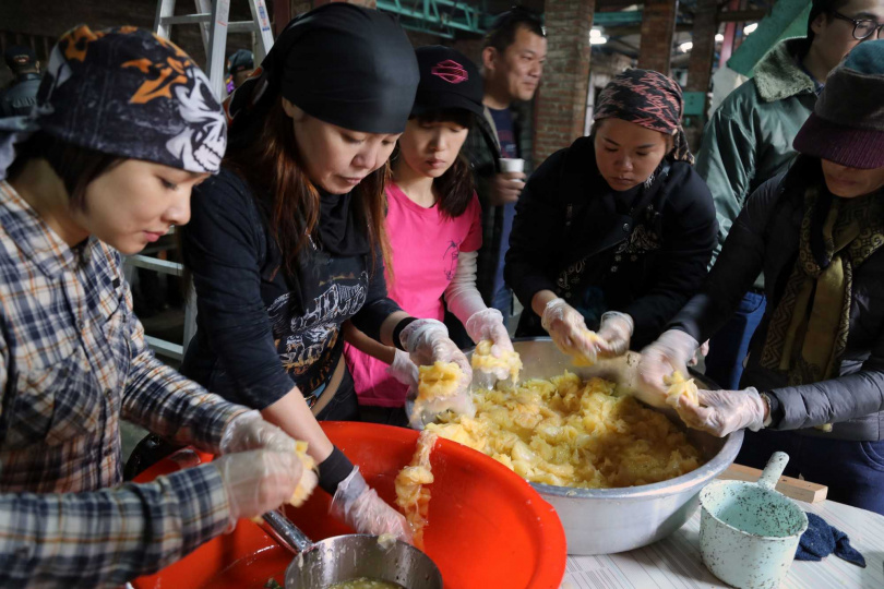 騎士們將絞碎後的柑橘果肉與茶葉攪拌混合。(圖/吳德亮攝)