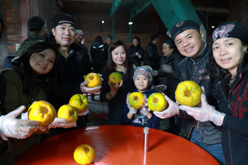 騎士們挖出柑橘缺口取出果肉。(圖/吳德亮攝)